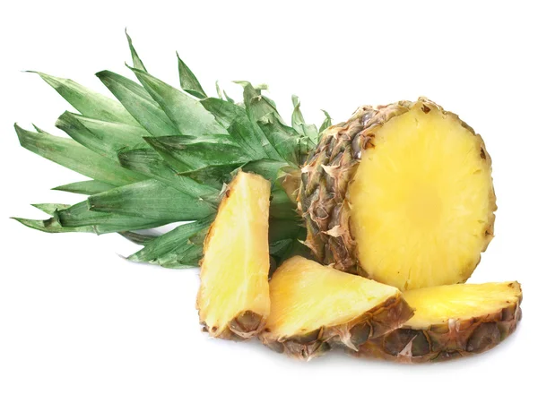 Rijp ananas met weelderige groene bladeren — Stockfoto