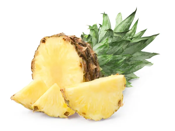 Ripe pineapple with lush green leaves — Stock Photo, Image