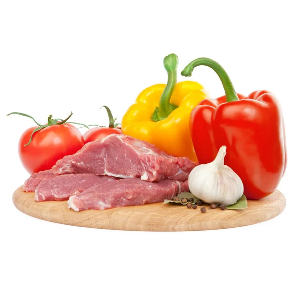 Čerstvé syrové maso a zelenina — Stock fotografie