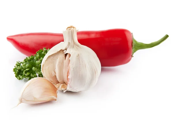 Knoflook en rode paprika peterselie bladeren ingericht — Stockfoto