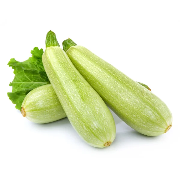 Čerstvá zeleninová dřeň zdobená zeleným listovým salátem. Izolováno na bílém — Stock fotografie