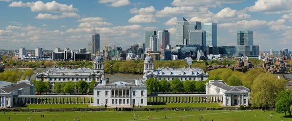 Άποψη της πόλης του Λονδίνου με το canary wharf και το εθνικό Ναυτικό Μουσείο — Φωτογραφία Αρχείου