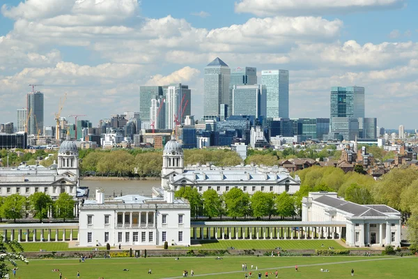 Looking over Greenwich with Canary Wharf in the background — Stock Photo, Image