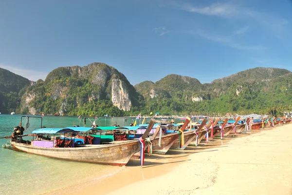 Traditional Thai longtail boat on Phi Phi Island — Stock Photo, Image