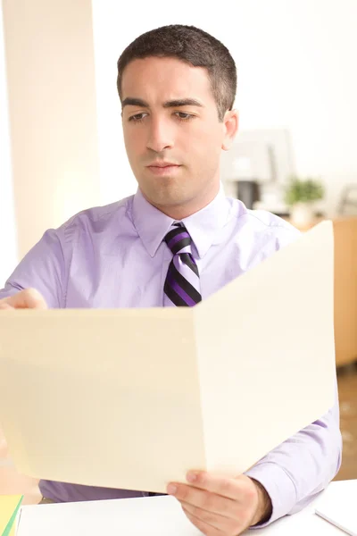 Atraktivní muž čtení souboru — Stock fotografie