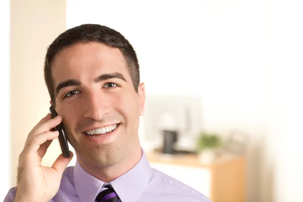 Obchodní muž mluví do mobilního telefonu — Stock fotografie