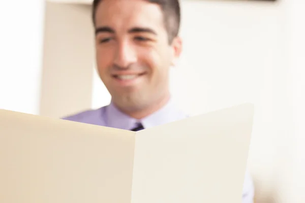 Κρέμα φάκελο με τον άνθρωπο που είναι χαμογελώντας — Φωτογραφία Αρχείου