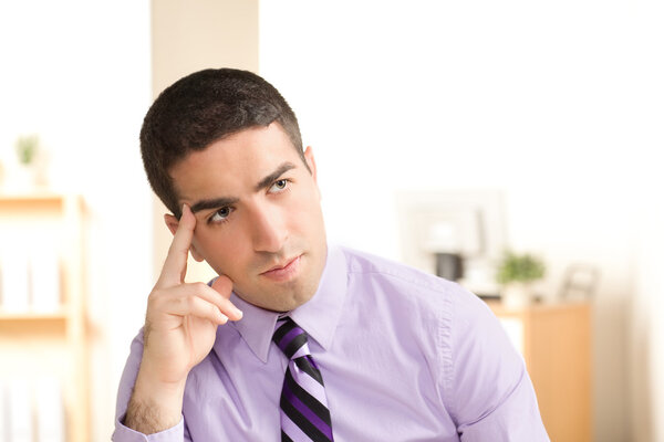 красивый человек, думающий
.