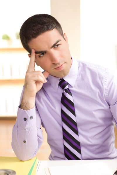 красивый человек, думающий
.