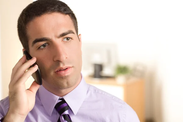 Homem chateado no telefone — Fotografia de Stock