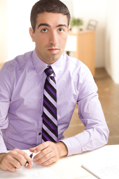 Удивительно привлекательный мужчина
