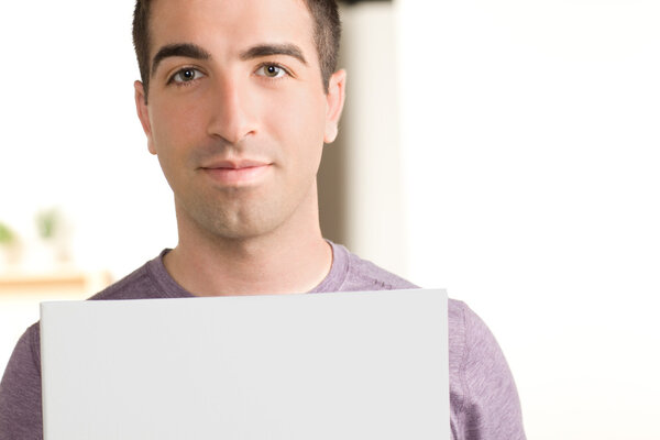 Симпатичный парень читает книгу
