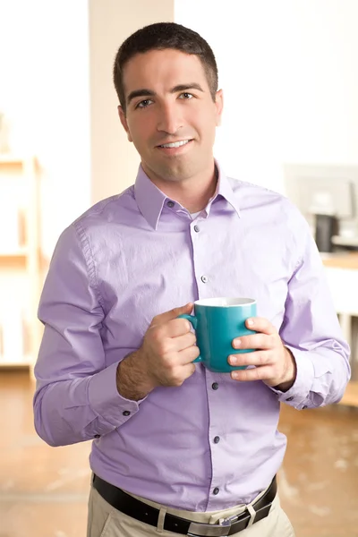Schöner Geschäftsmann, der Kaffee trinkt — Stockfoto