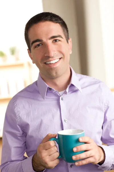 Przystojny facet, uśmiechając się z kubek kawy — Zdjęcie stockowe