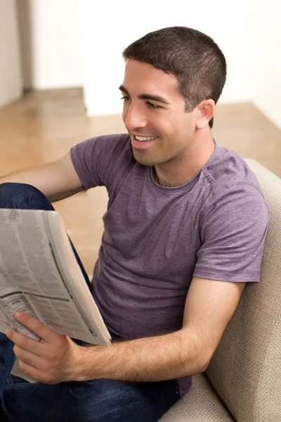Щасливий хлопець читає газету — стокове фото