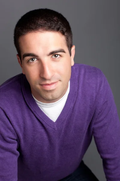 Снимок симпатичного мужчины в фиолетовом свитере — стоковое фото