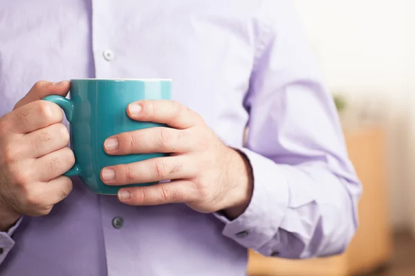 Man holding blue coffee mug detail — Stock Photo, Image