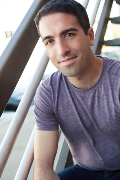 Сексуальный парень на улице
