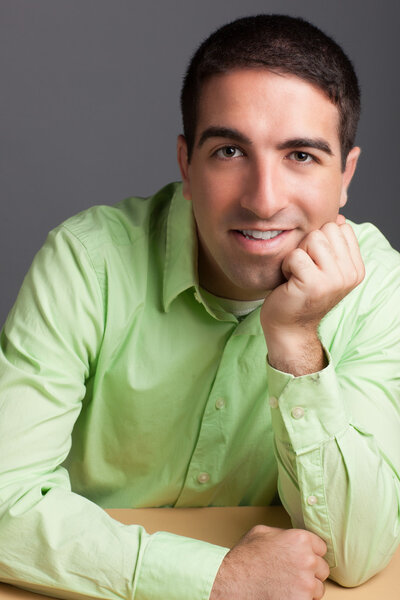 Милый парень, прислонившийся к руке
