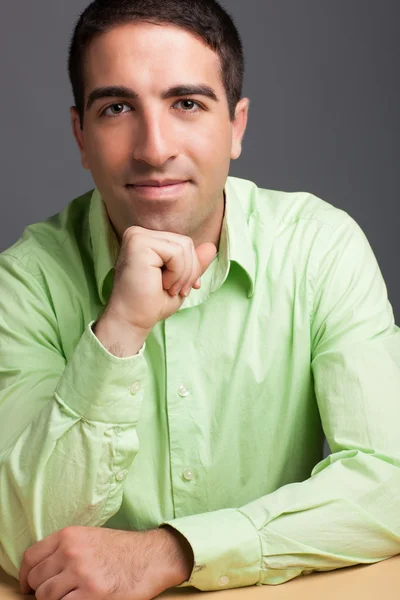 Kopfschuss eines Mannes mit grünem Hemd — Stockfoto