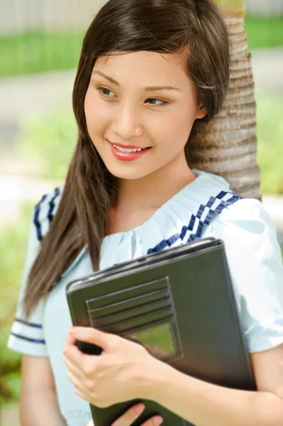 Bella studentessa con laptop in mano — Foto Stock