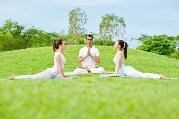 Yoga outdoors — Stock Photo, Image