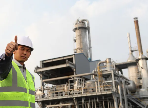 Engineer of oil refinery — Stock Photo, Image