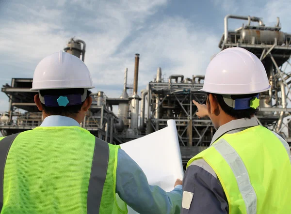 Dos ingenieros de refinería de petróleo —  Fotos de Stock
