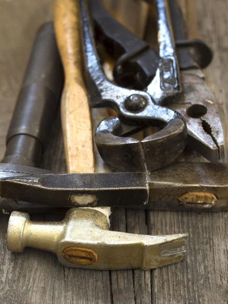 Молоток, столбы и другие рабочие инструменты — стоковое фото
