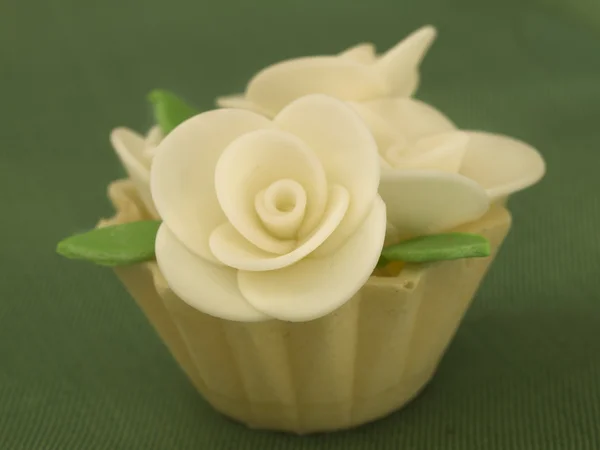 Cupcake no fundo de seda verde — Fotografia de Stock
