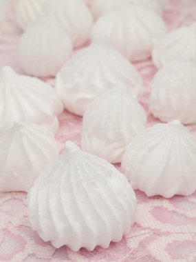 Þeridi üzerinde taze meringues