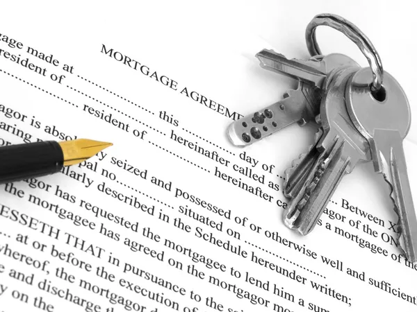 Договір іпотеки з ручкою і ключами — стокове фото