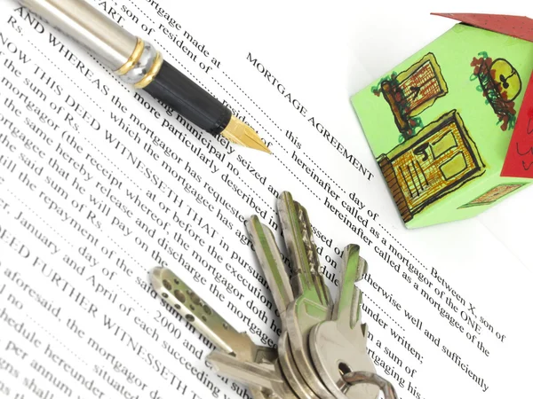 Contrato de hipoteca com caneta e chaves — Fotografia de Stock