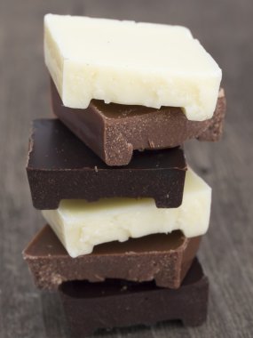 Beyaz arka plan üzerinde izole çikolata bar üç türü