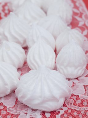 Þeridi üzerinde taze meringues