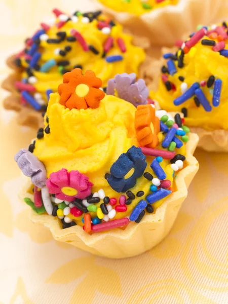 Kolorowy kubek ciasta z konfetti — Zdjęcie stockowe