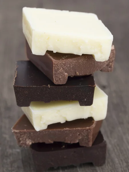 Τύπος τρεις σοκολάτες απομονωθεί σε λευκό φόντο — Φωτογραφία Αρχείου