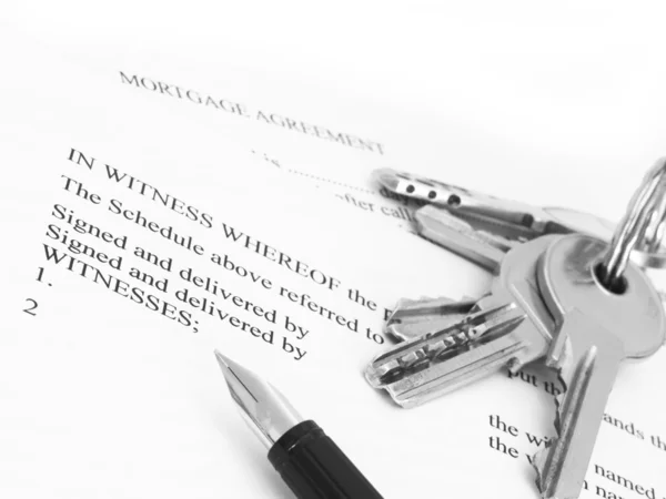 Contrato de hipoteca com caneta e chaves — Fotografia de Stock