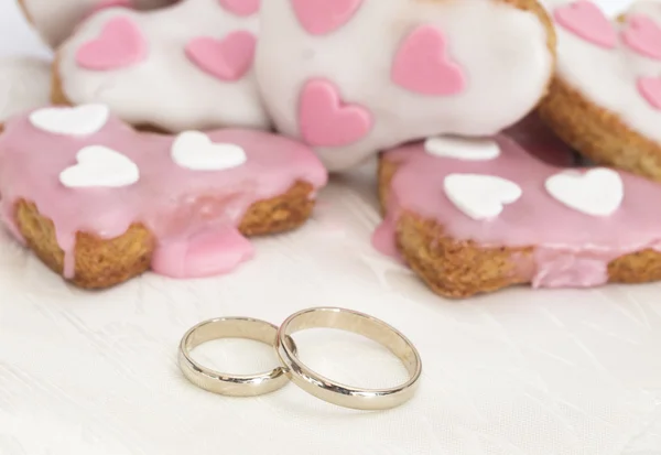 Wedding rings with heart shape cookies — Stock Photo, Image