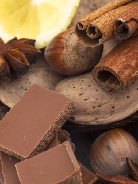 Choklad med ingredienser — Stockfoto
