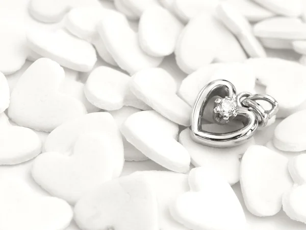 Goldenes Herz mit Edelstein auf dem Hintergrund der weißen Herzen — Stockfoto