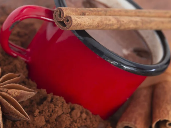 Rød kopp med kanel og anis – stockfoto