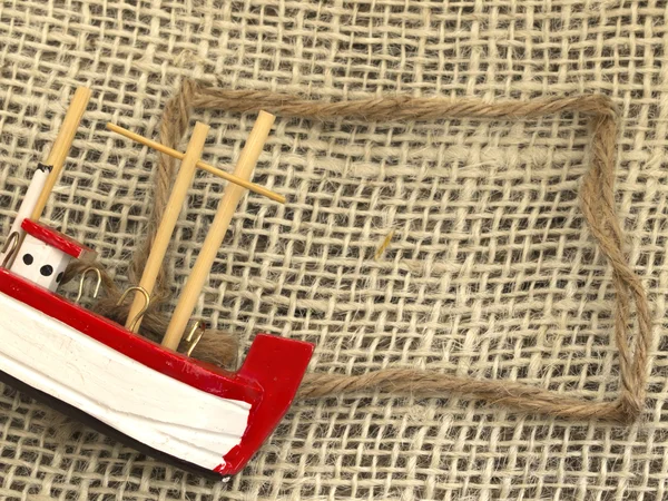Струнная рама с красной лодкой — стоковое фото