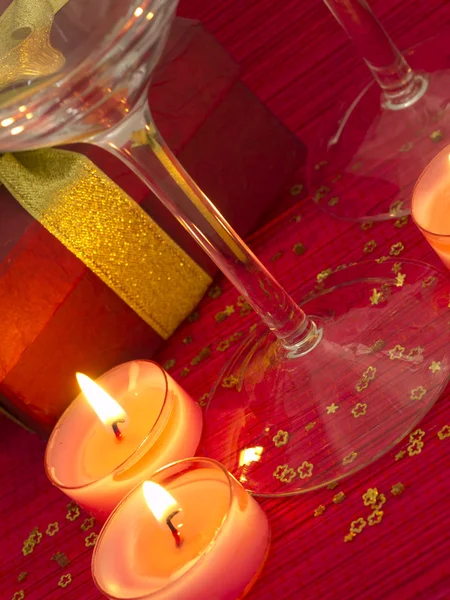 Feier mit brennenden Kerzen und Gläsern — Stockfoto