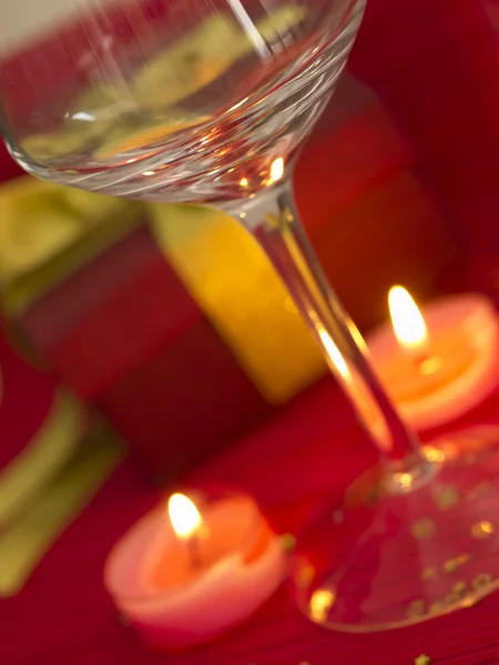 庆祝与燃烧的蜡烛和眼镜 — 图库照片