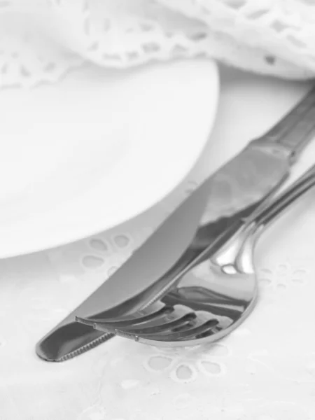 Вилка, нож и тарелка — стоковое фото