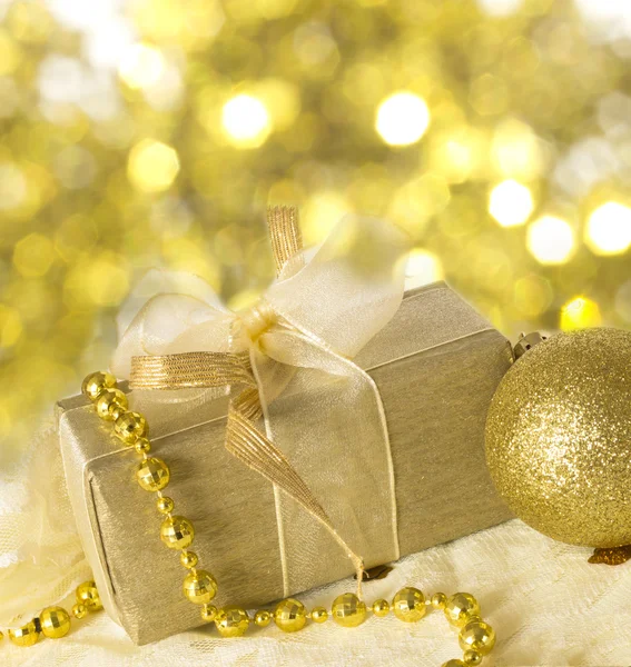 Arreglo de vacaciones de oro con caja regalo — Foto de Stock