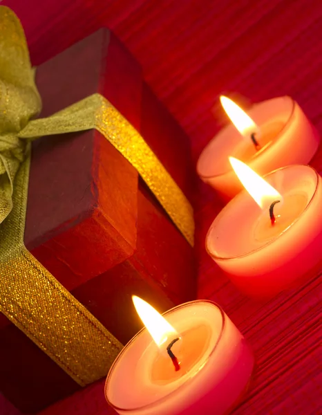 Brennende Kerzen mit Geschenkbox — Stockfoto