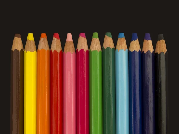 Siyah arka plan üzerine izole renkli kalemler set — Stok fotoğraf