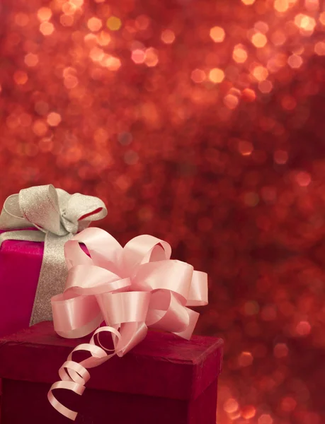 Cajas de regalo con lazos en el fondo rojo brillante — Foto de Stock